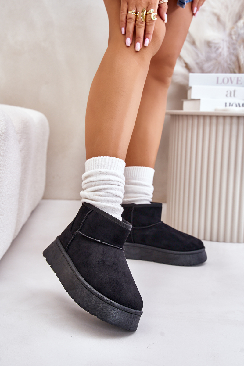 Low women&#039;s snow boots on a platform insulated with black fur Saldren