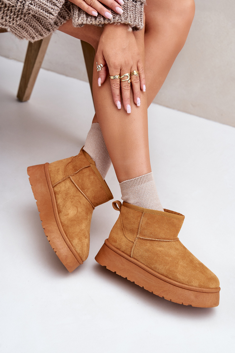 Low women&#039;s snow boots on a platform insulated with Camel Saldren fur