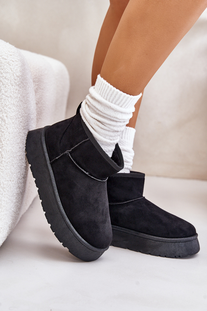 Low women's snow boots on a platform insulated with black fur Saldren