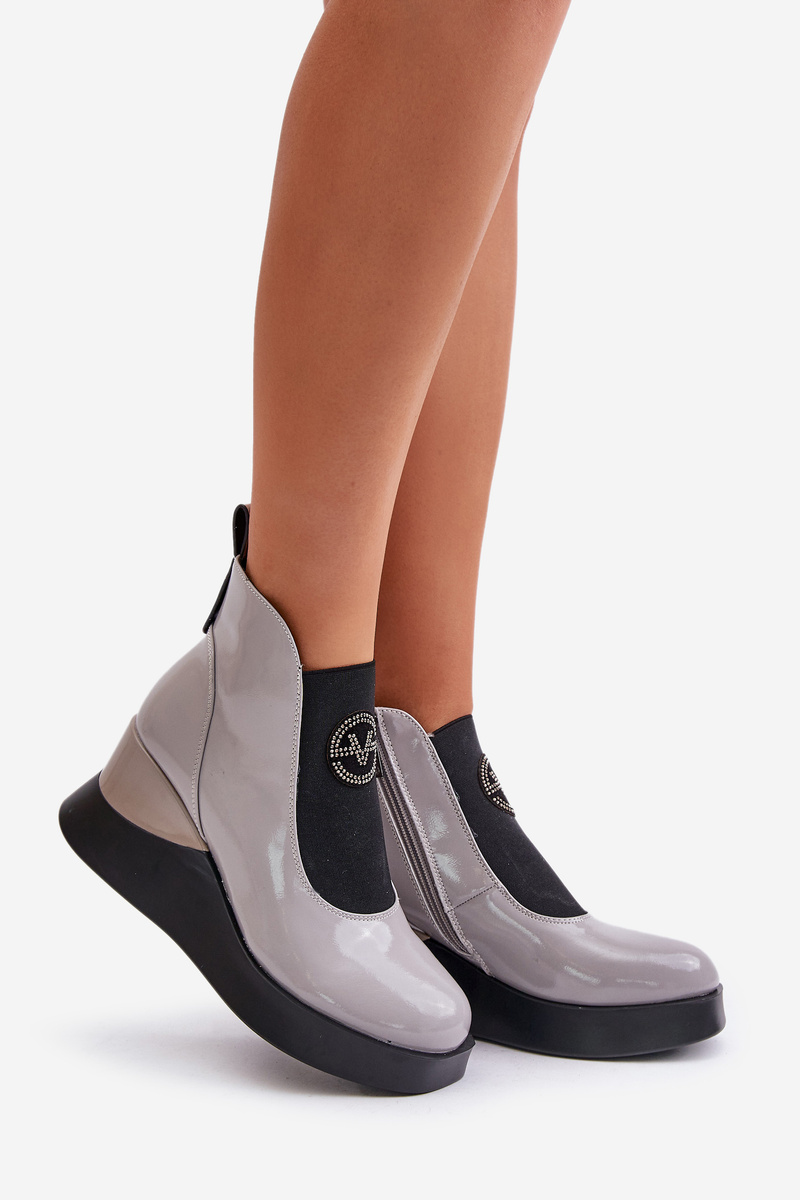 Patent leather ankle boots with Vinceza insulation in grey