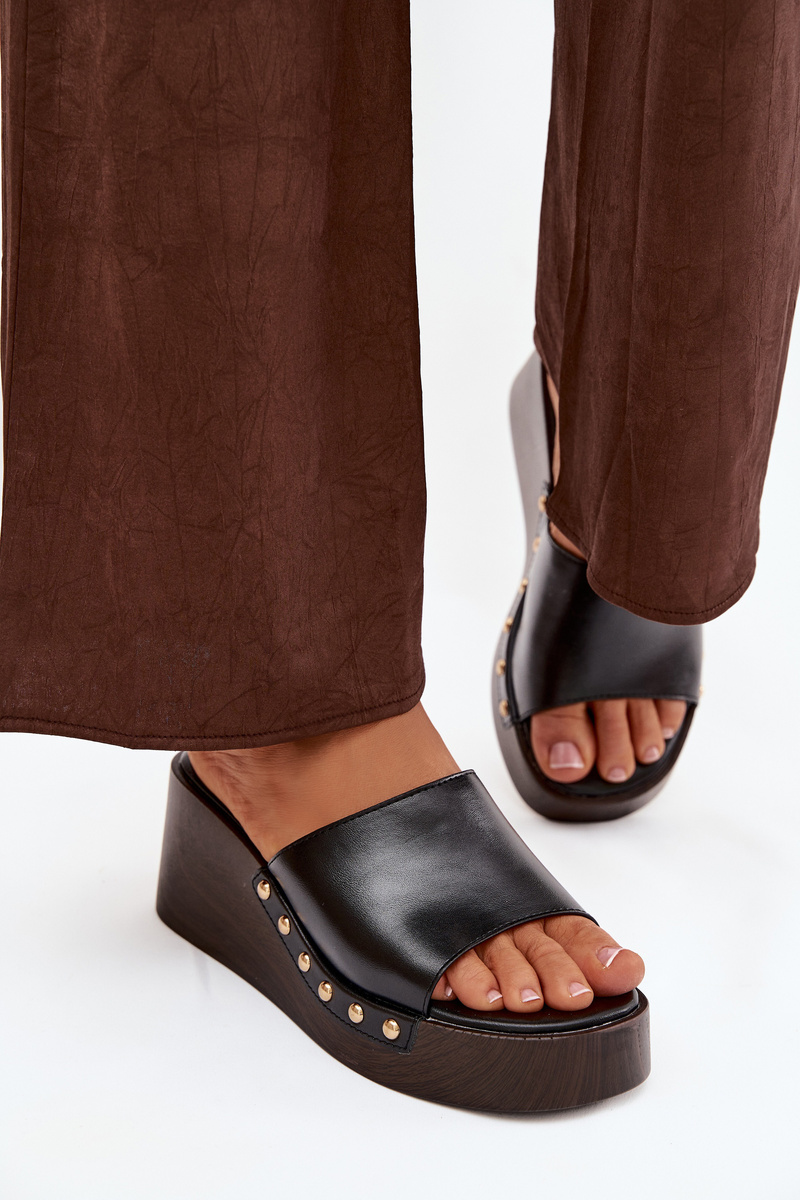 Дамски сандали на платформа с декоративни шипове