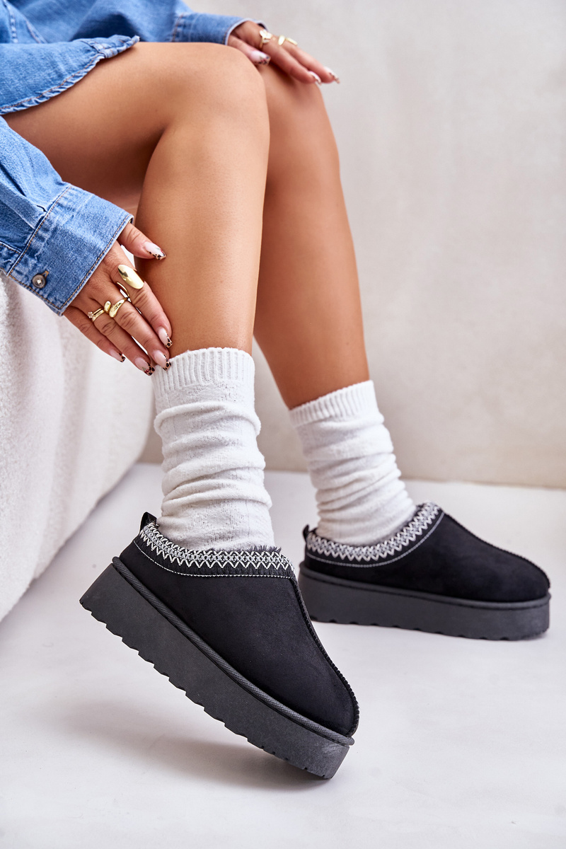 Women&#039;s snow boots on a platform insulated with fur black remenia