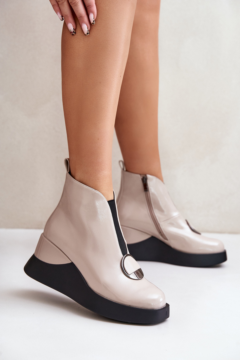 Lacquered wedge ankle boots insulated with D&amp;A beige