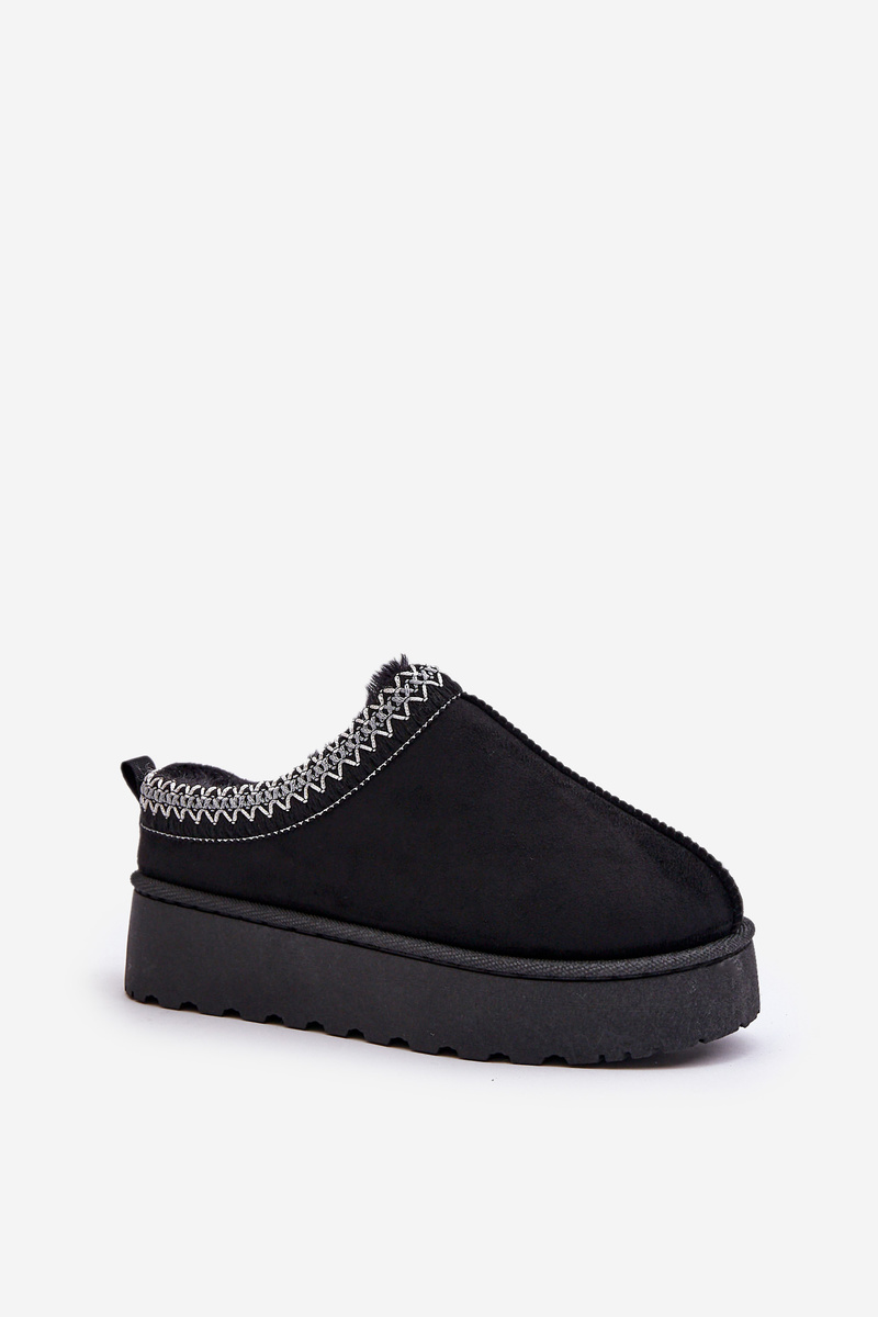 Women&#039;s snow boots on a platform insulated with fur black remenia