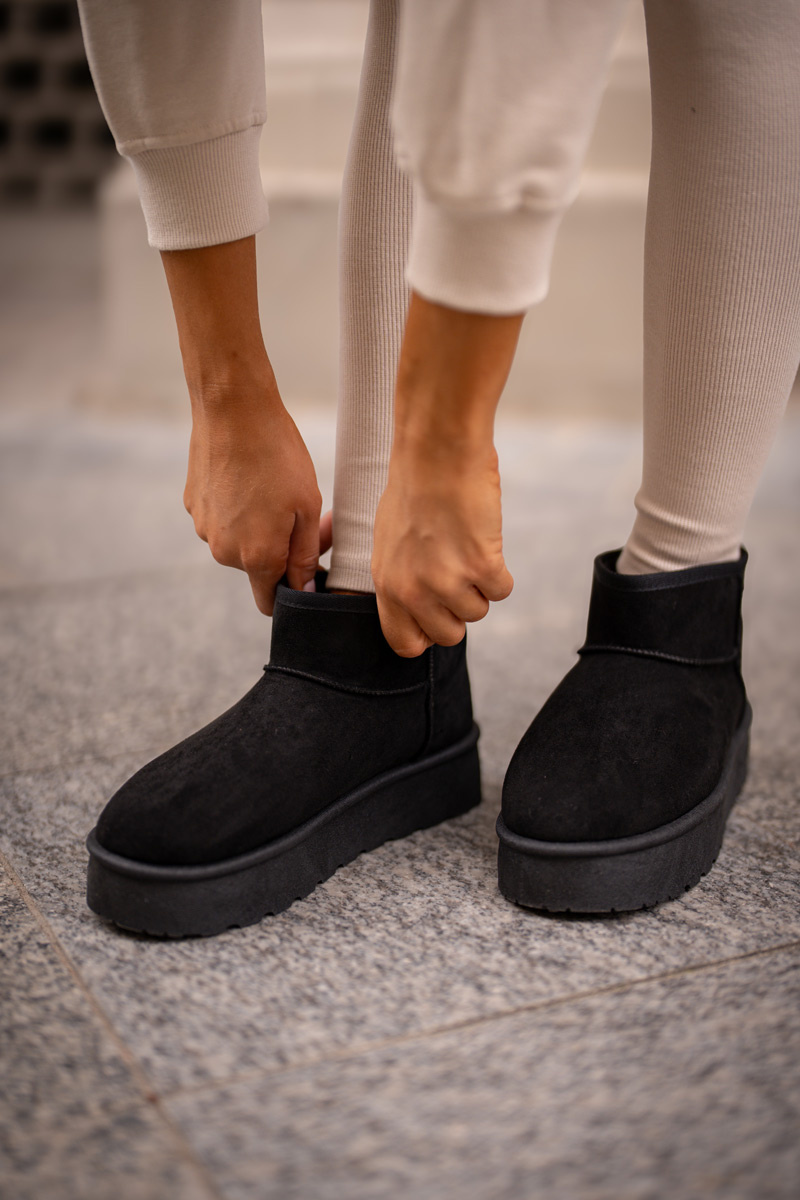 Low Snow Boots on the Big Star Platform Black
