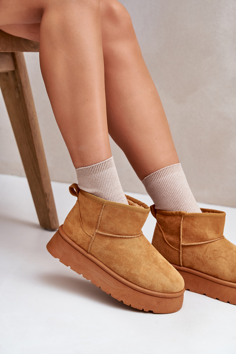 Low women&#039;s snow boots on a platform insulated with Camel Saldren fur