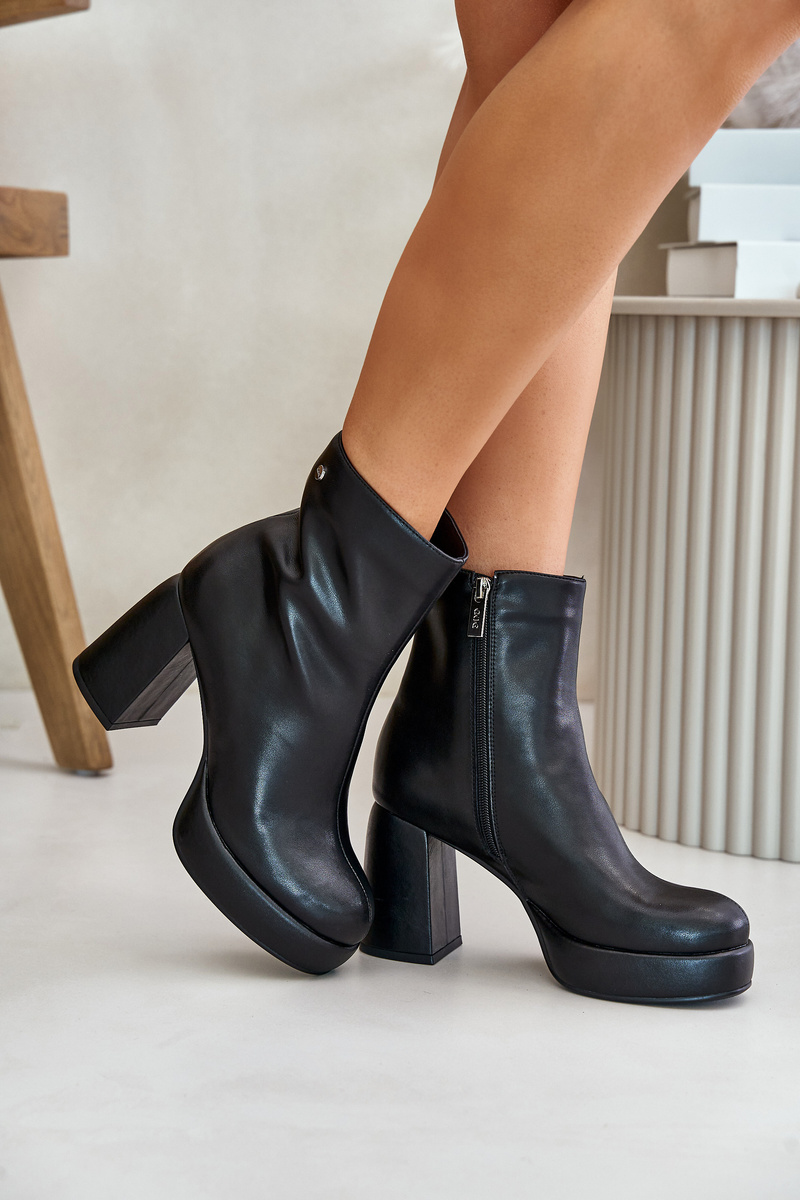 GOE natural leather ankle boots black