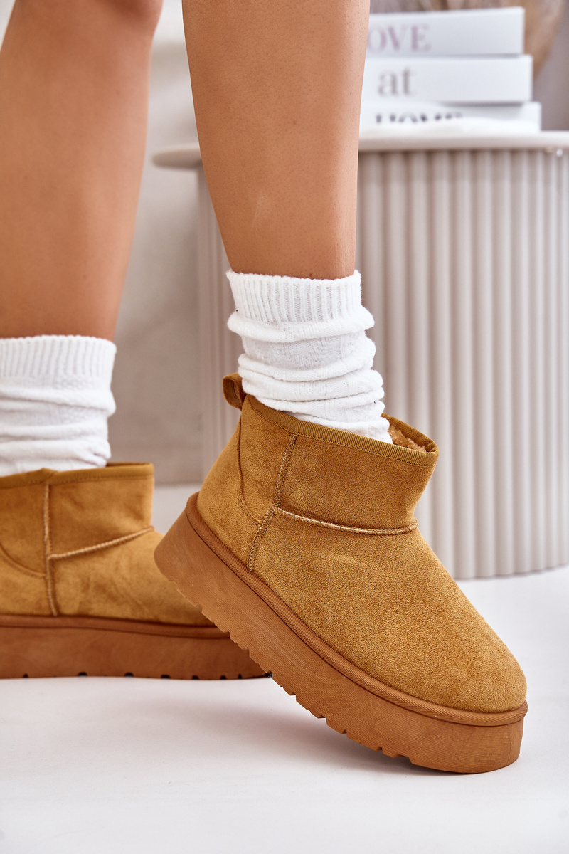 Low women&#039;s snow boots on a platform insulated with Camel Saldren fur