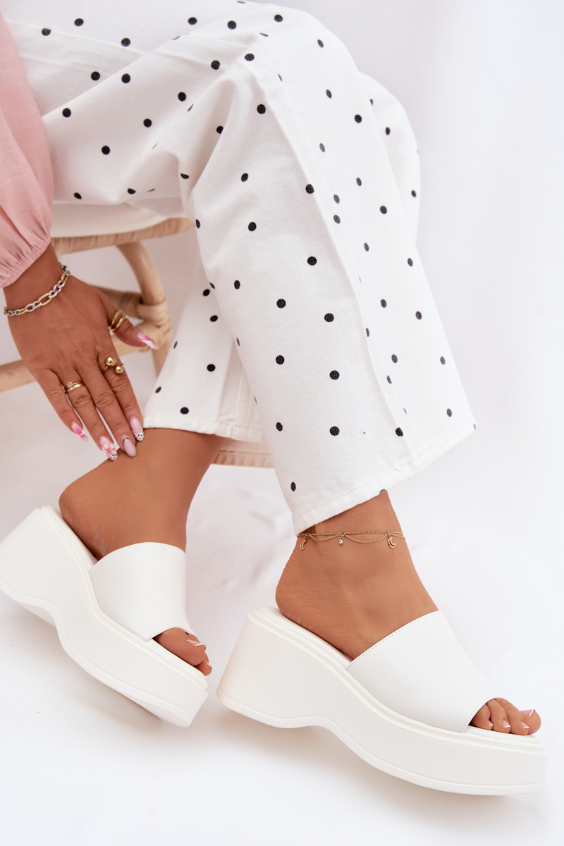 Бели сандали на платформа Virelia