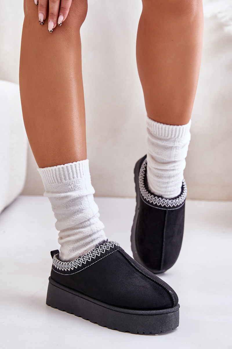 Women&#039;s snow boots on a platform insulated with fur black remenia