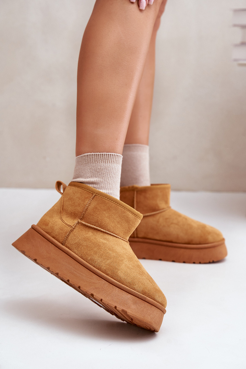 Low women&#039;s snow boots on a platform insulated with Camel Saldren fur