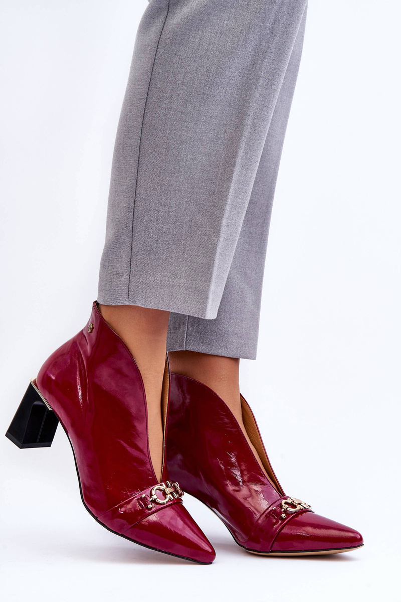 Leather shoes on a post Maciejka 05262-15 Fuchsia