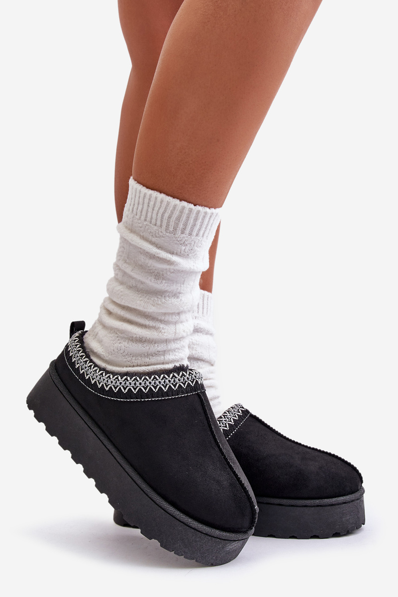 Women&#039;s snow boots on a platform insulated with fur black remenia