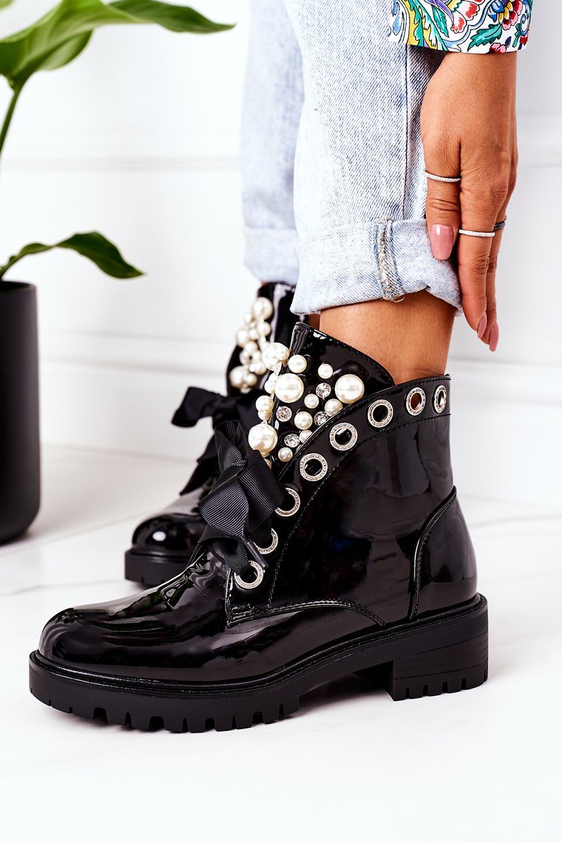 Lacquered warm workers with black pearls Pearl