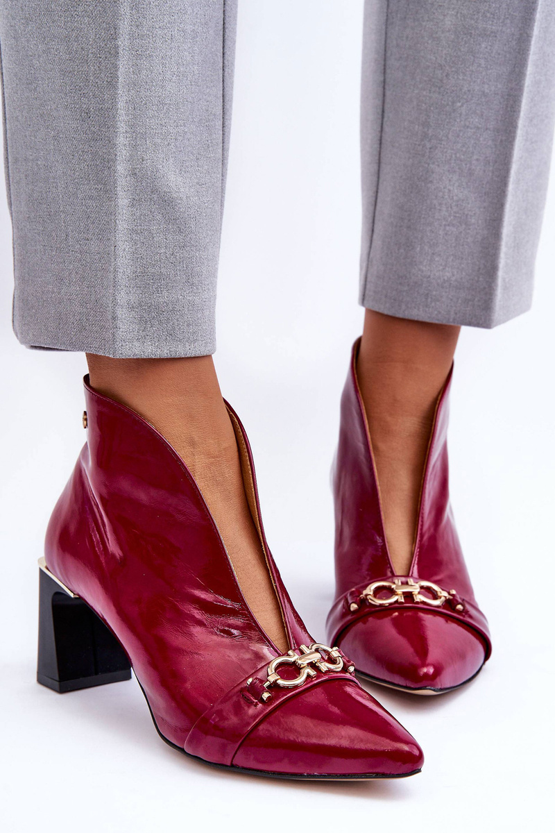 Leather shoes on a post Maciejka 05262-15 Fuchsia