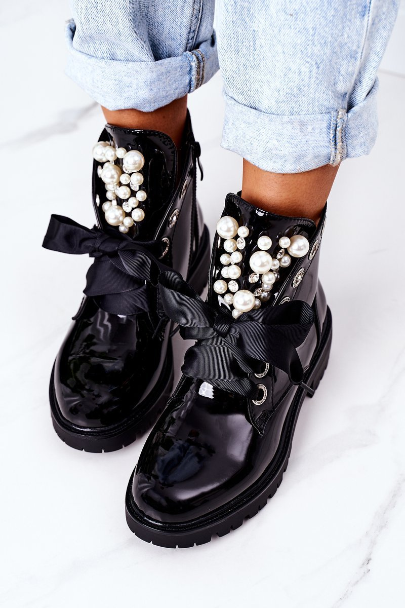 Lacquered warm workers with black pearls Pearl