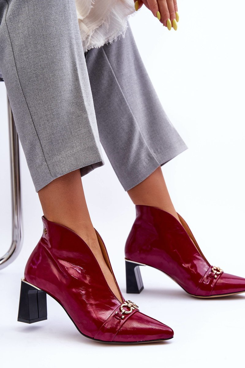 Leather shoes on a post Maciejka 05262-15 Fuchsia