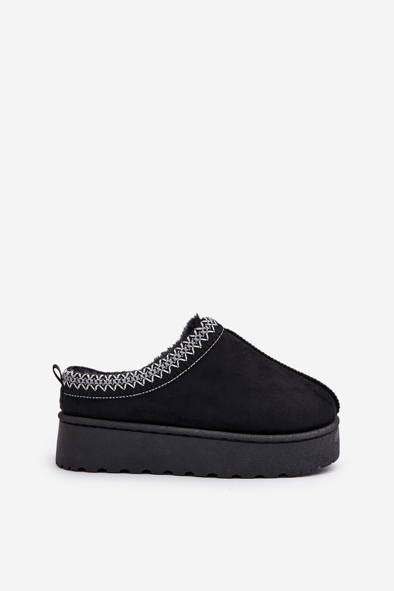 Women&#039;s snow boots on a platform insulated with fur black remenia