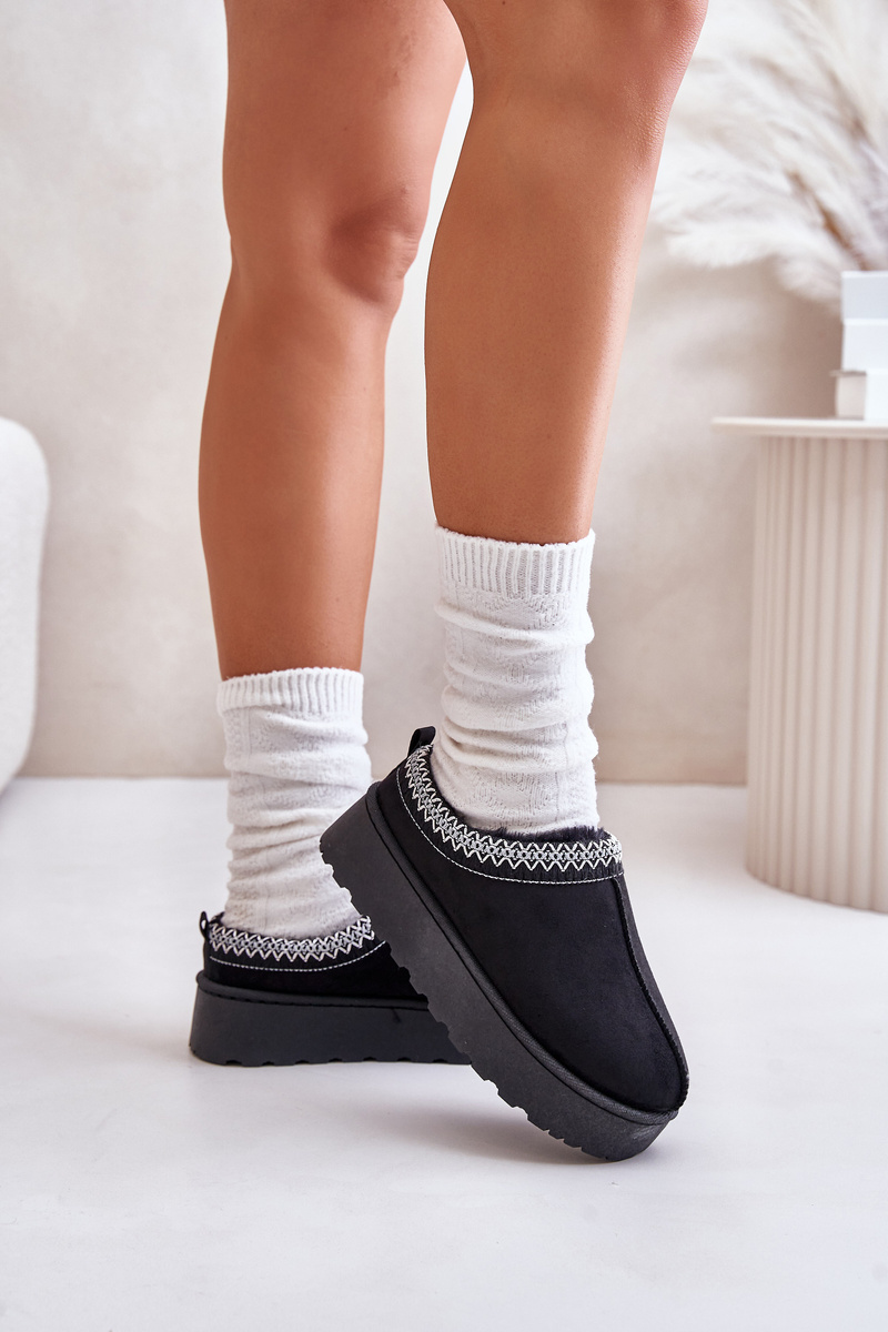 Women&#039;s snow boots on a platform insulated with fur black remenia