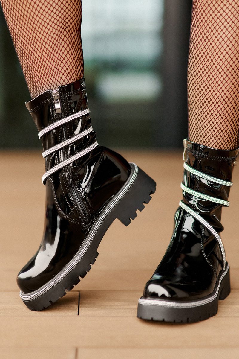 Patent leather ankle boots with black Kikizelle decoration