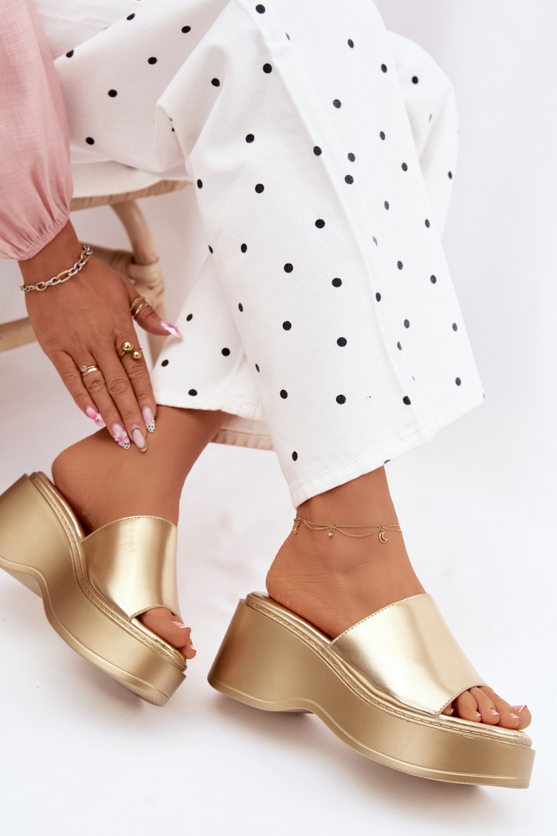 Дамски сандали на платформа Virelia златисти