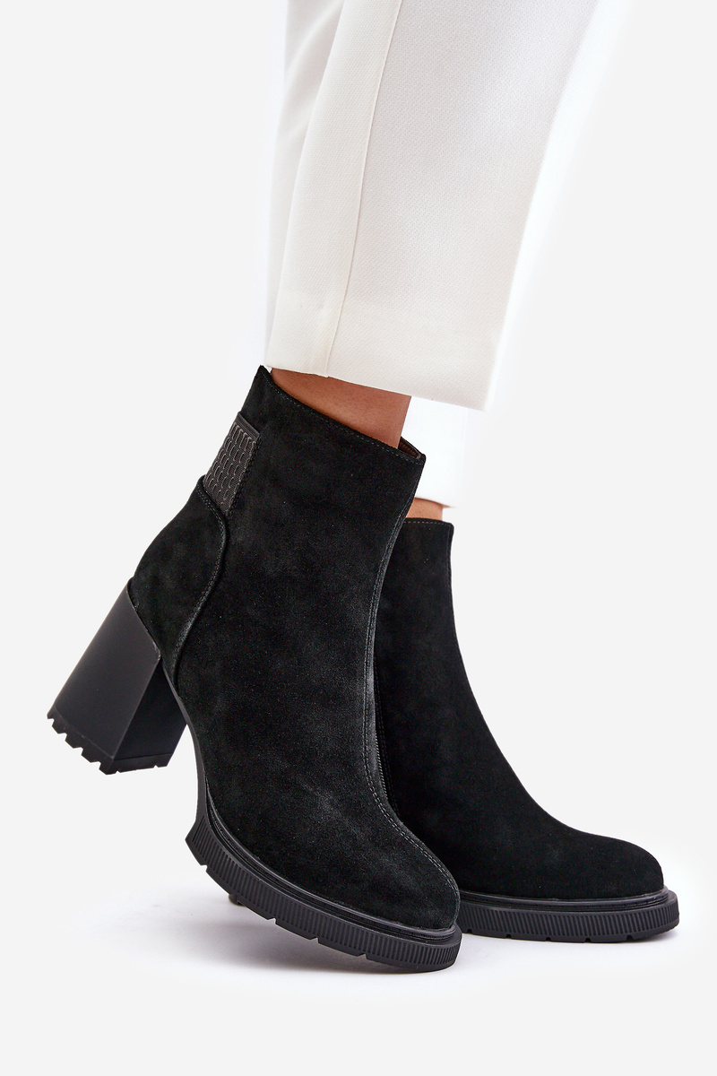Suede ankle boots on heel insulated with D&A black