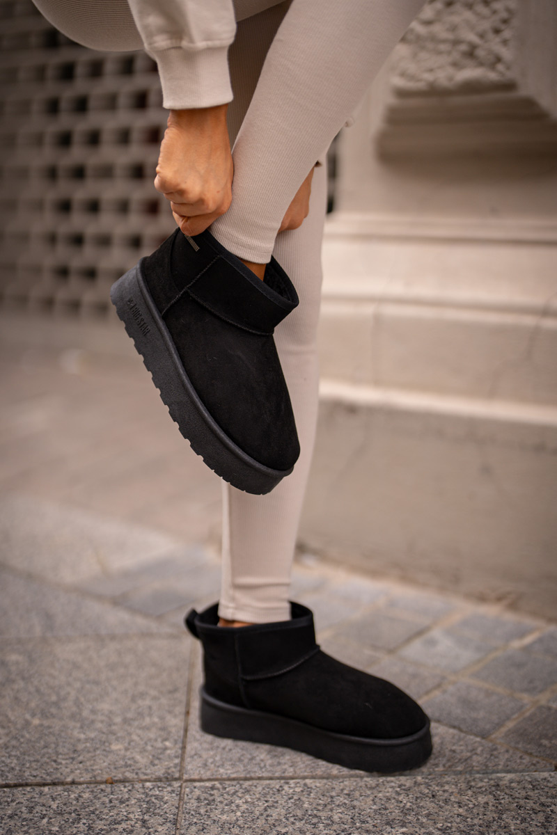 Low Snow Boots on the Big Star Platform Black