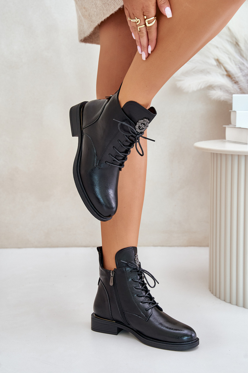 Insulated ankle boots with a flat heel with black Leonise decoration