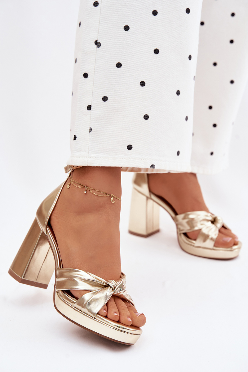 Дамски сандали с дебел ток в златисто