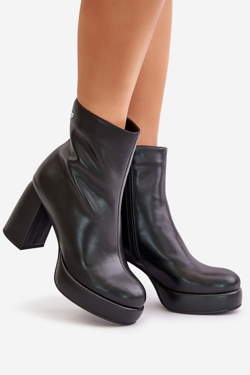 GOE natural leather ankle boots black