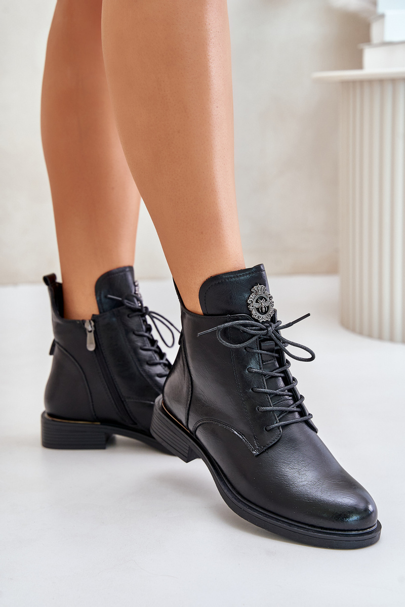 Insulated ankle boots with a flat heel with black Leonise decoration