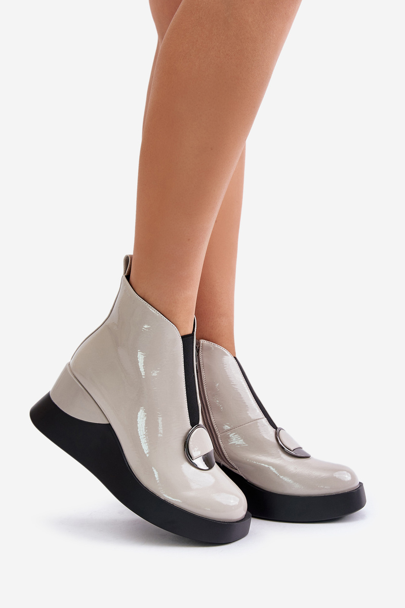 Lacquered wedge ankle boots insulated with D&A light grey