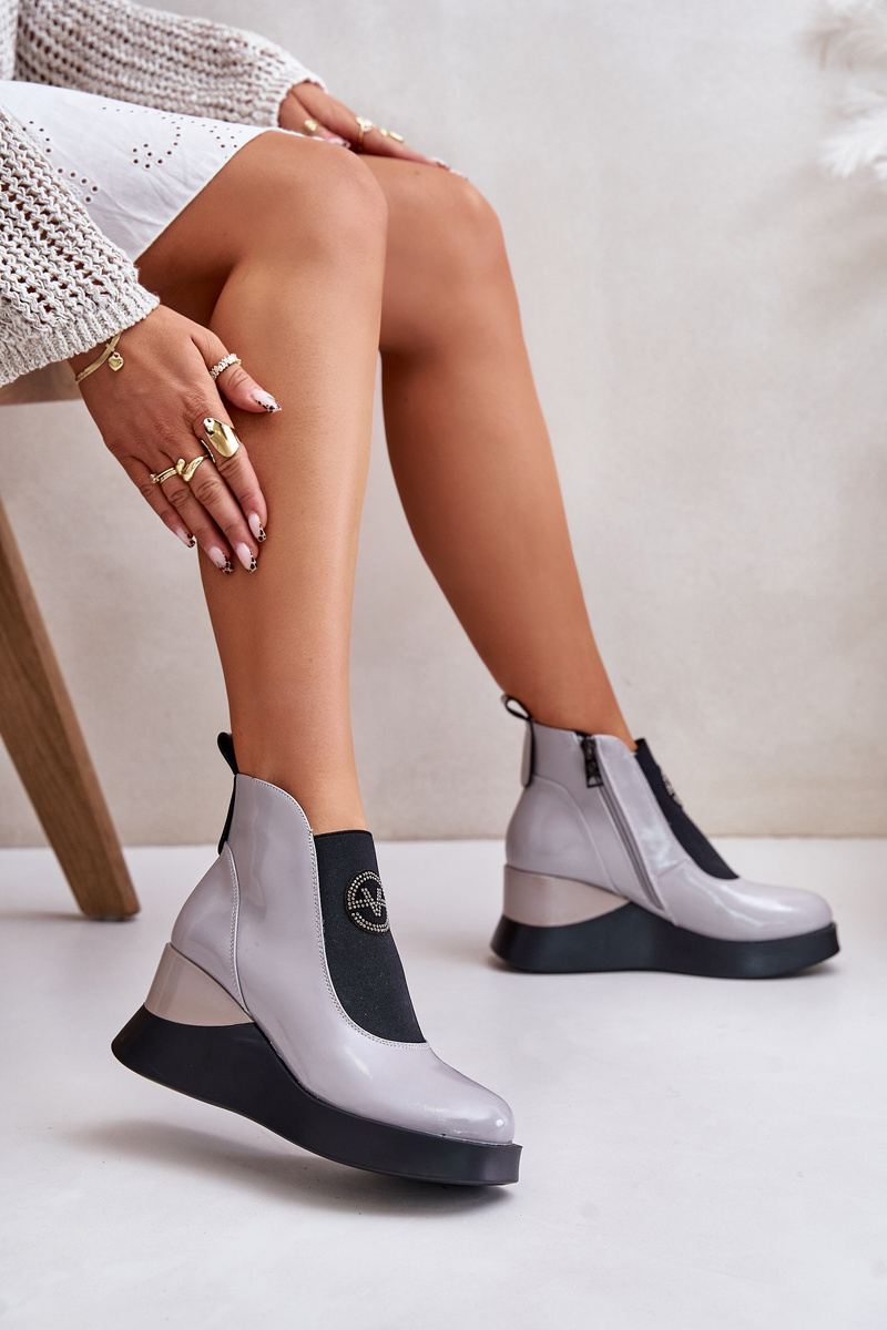 Patent leather ankle boots with Vinceza insulation in grey