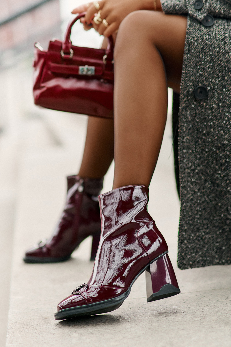 Patent leather ankle boots with heel lined with D&A burgundy decoration