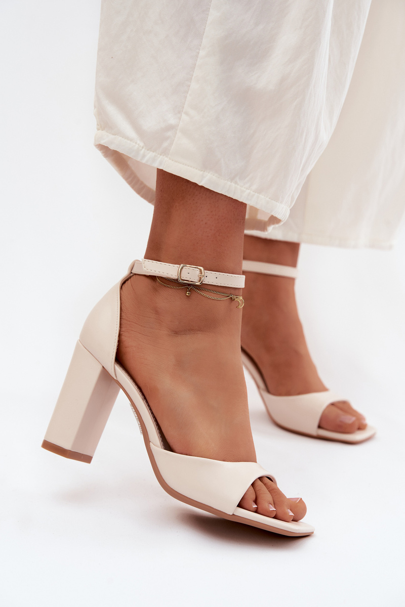 Boto: practici pentru femei sandale din noua colecție