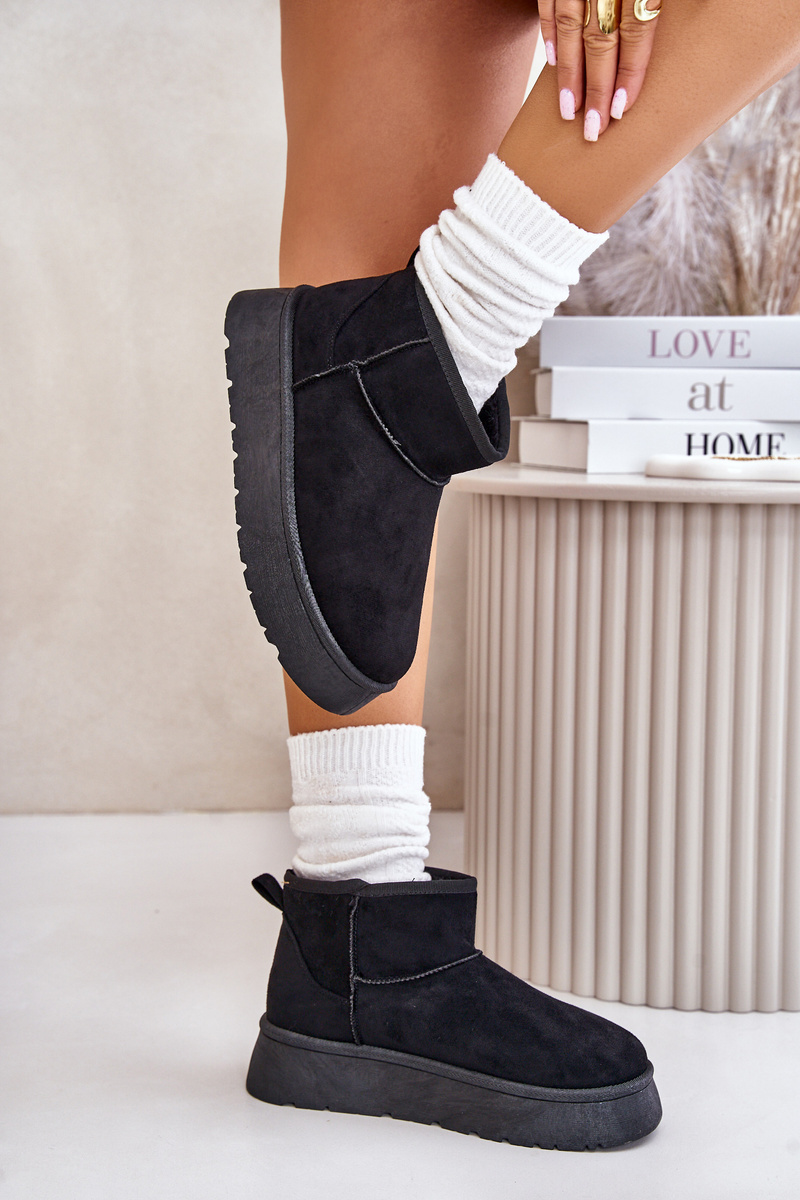 Low women's snow boots on a platform insulated with black fur Saldren