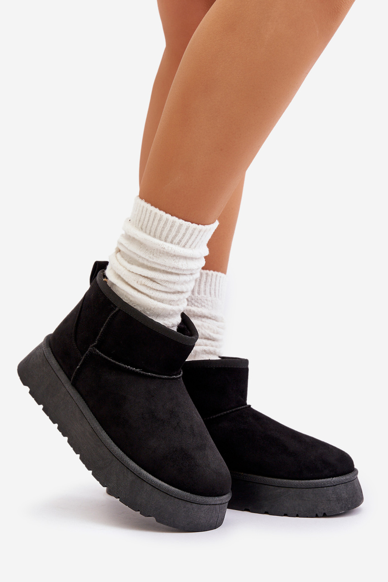 Low women's snow boots on a platform insulated with black fur Saldren