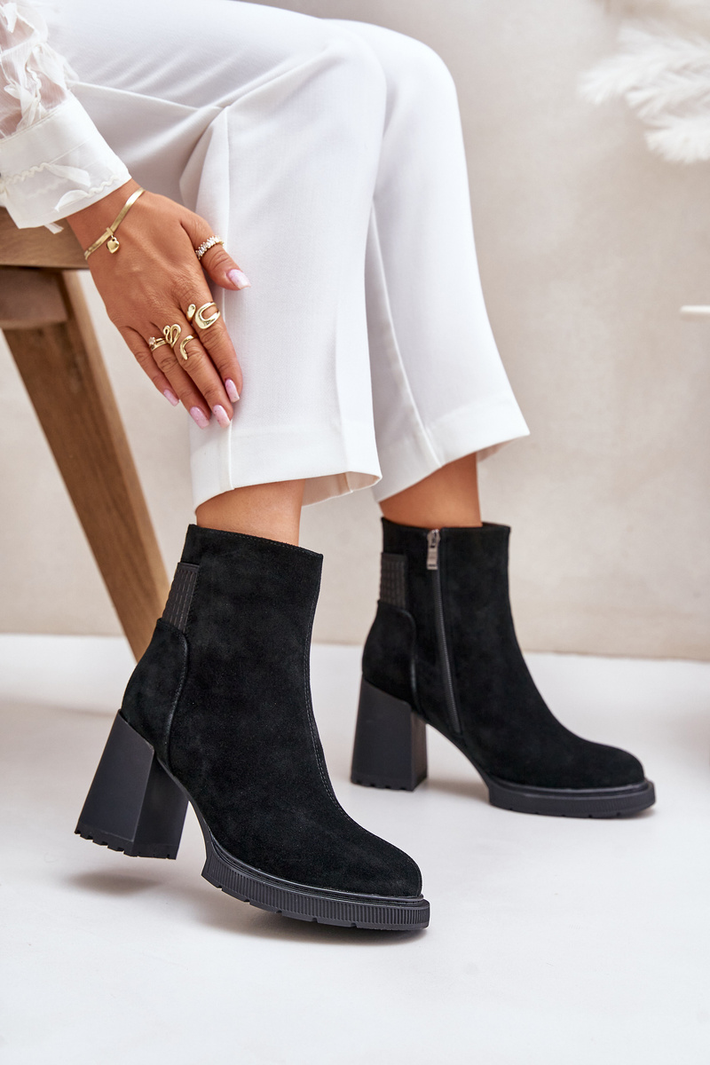 Suede ankle boots on heel insulated with D&A black