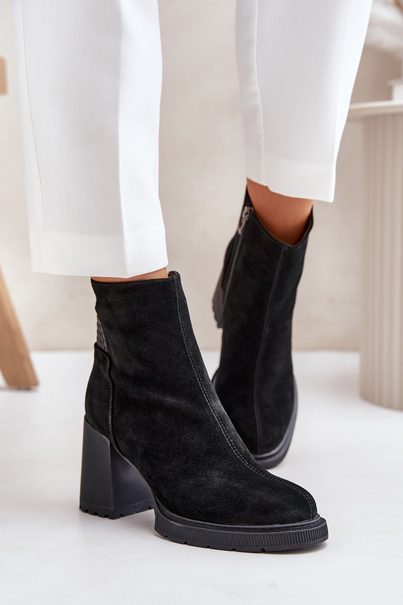 Suede ankle boots on heel insulated with D&A black