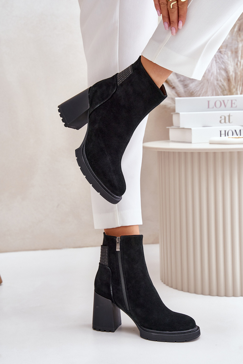 Suede ankle boots on heel insulated with D&A black