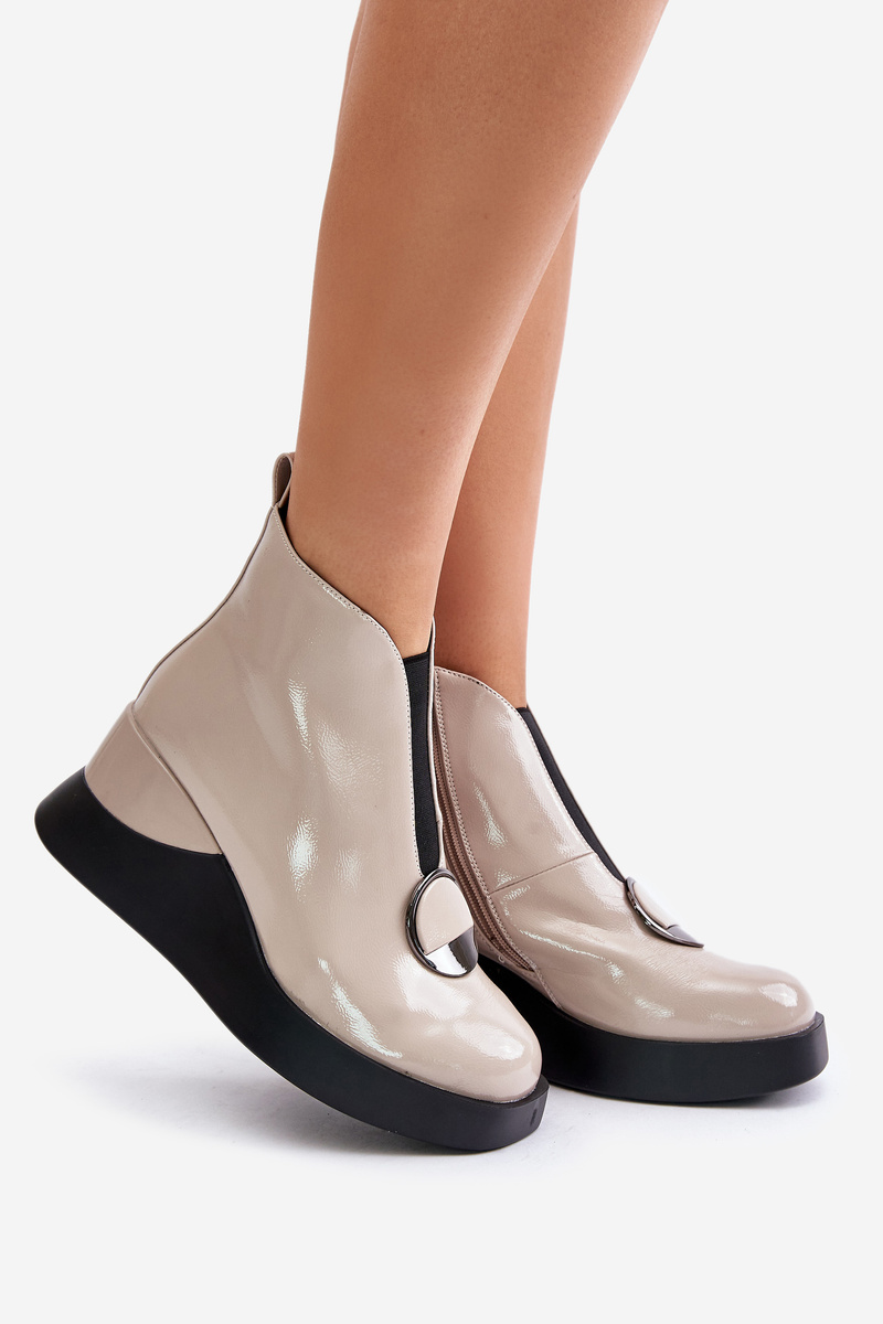 Lacquered wedge ankle boots insulated with D&amp;A beige
