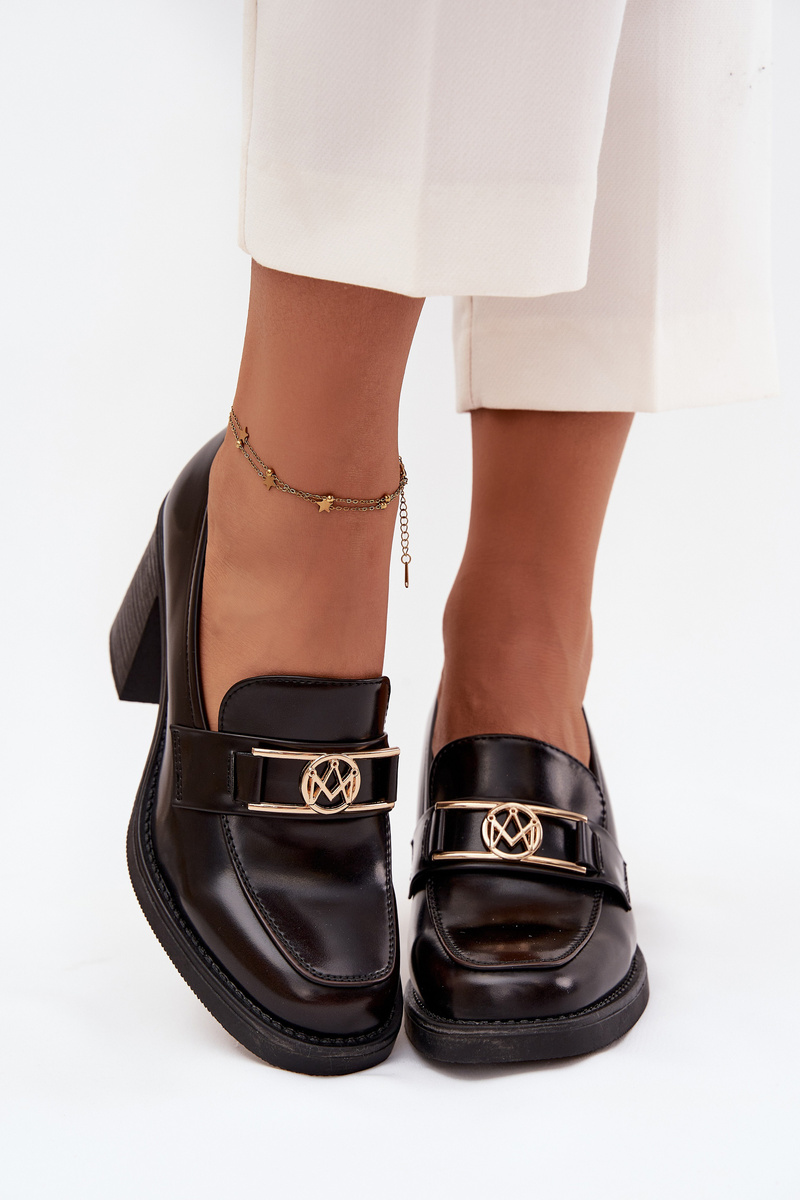 Дамски ниски обувки с токчета и златист детайл