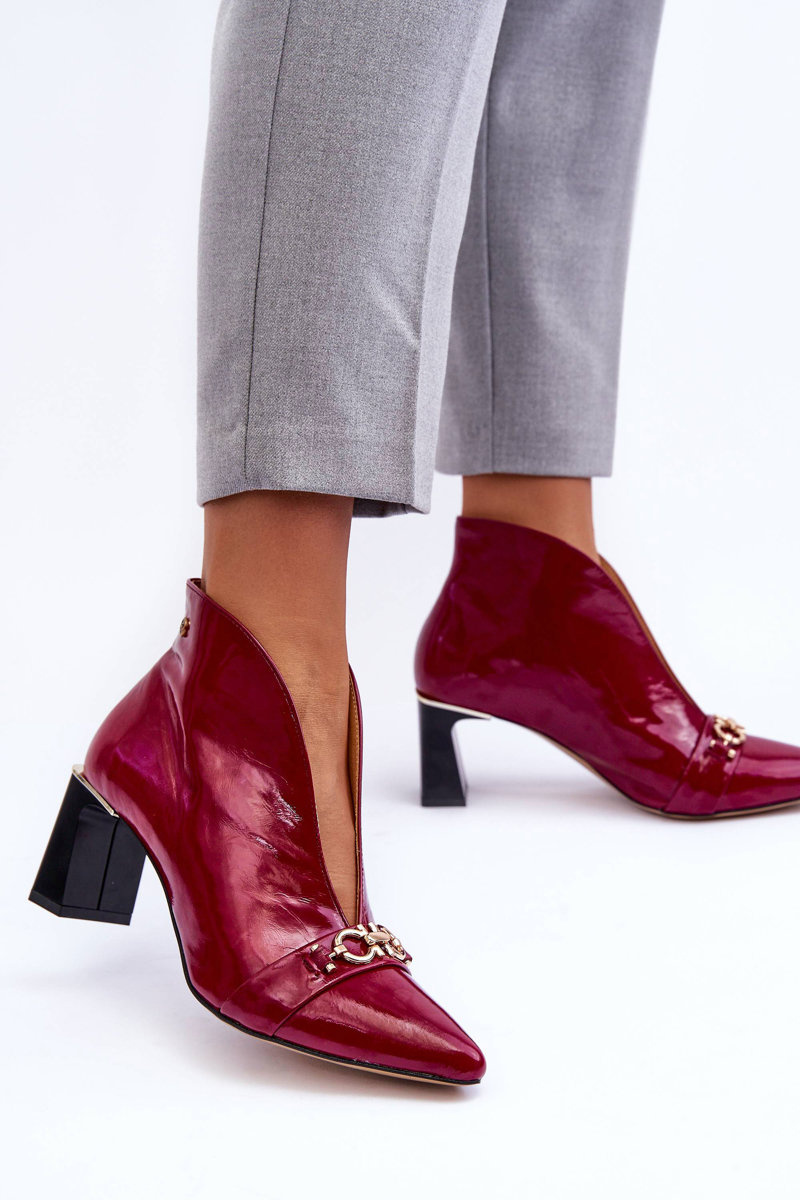 Leather shoes on a post Maciejka 05262-15 Fuchsia