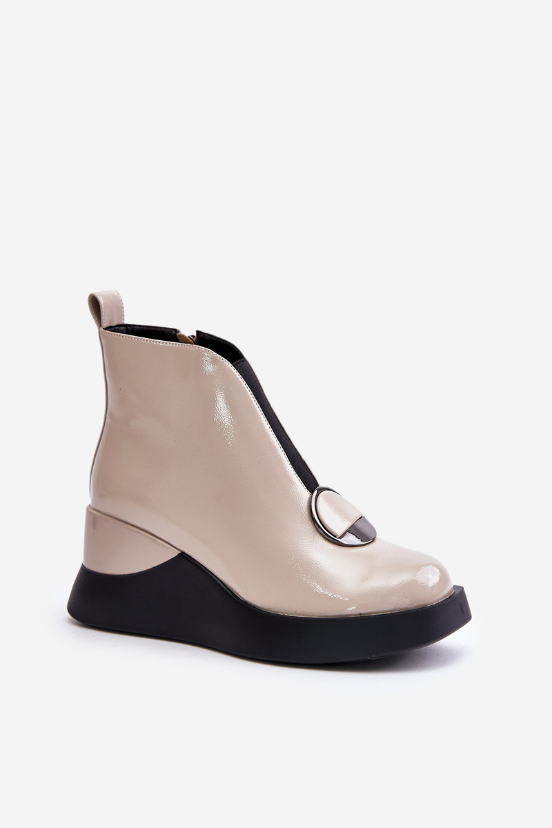 Lacquered wedge ankle boots insulated with D&amp;A beige