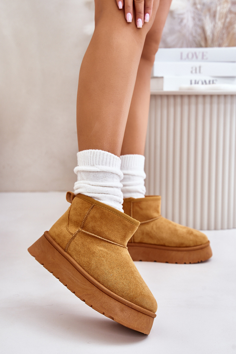 Low women&#039;s snow boots on a platform insulated with Camel Saldren fur
