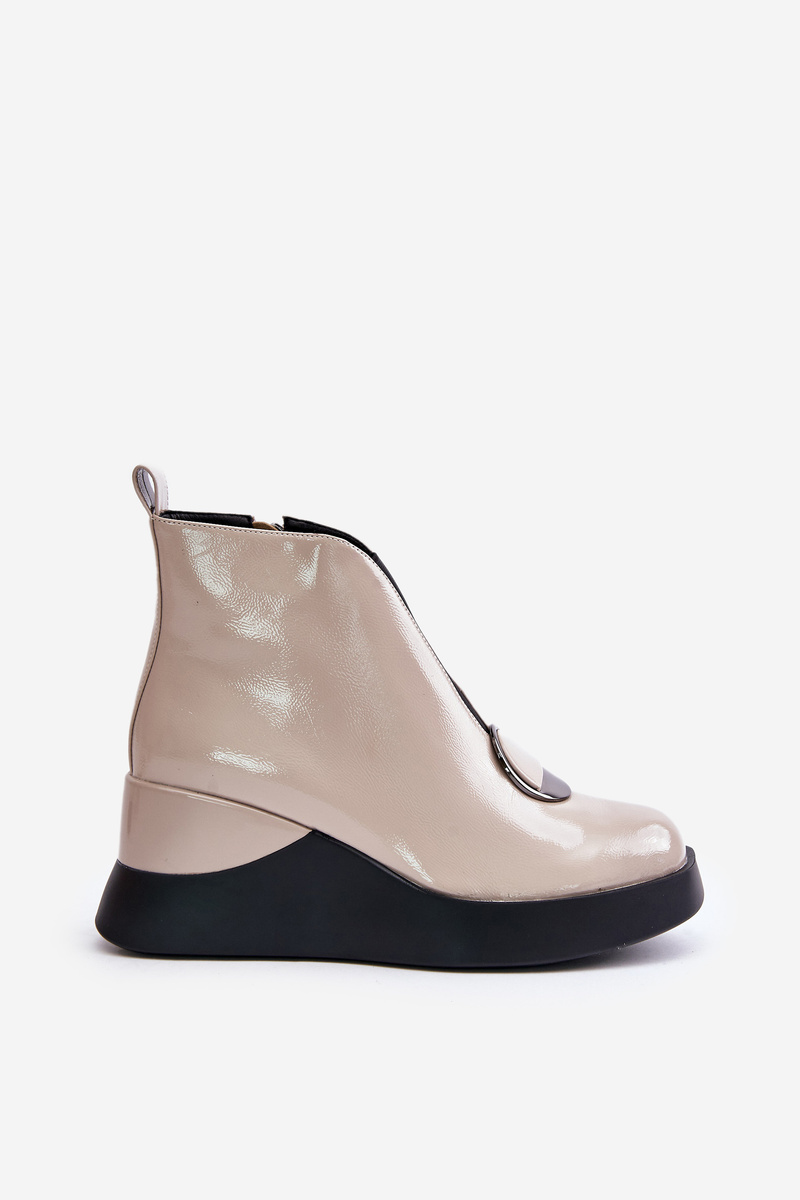 Lacquered wedge ankle boots insulated with D&amp;A beige