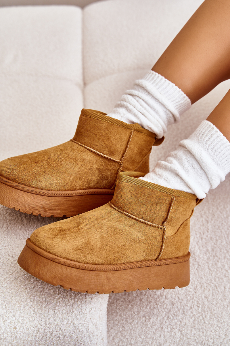 Low women&#039;s snow boots on a platform insulated with Camel Saldren fur