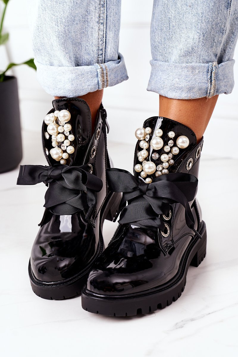 Lacquered warm workers with black pearls Pearl