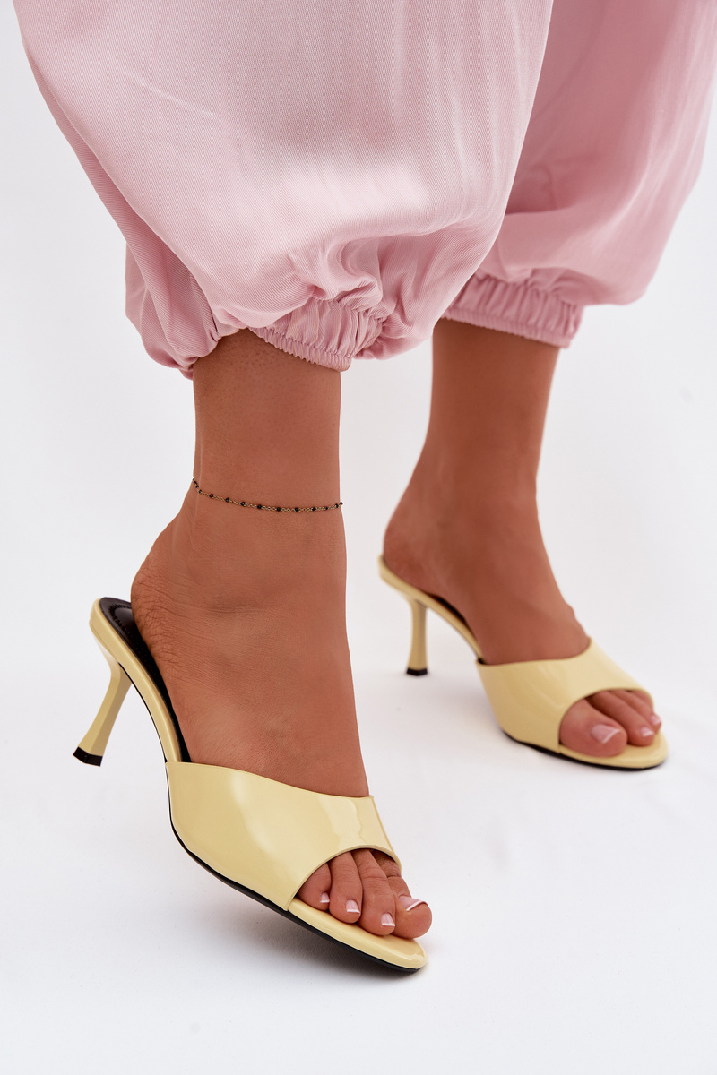 Жълти лачени обувки на висок ток