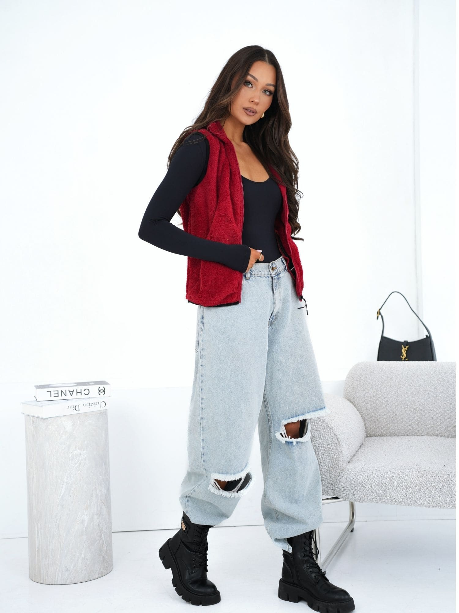 Červená vesta s kapucí